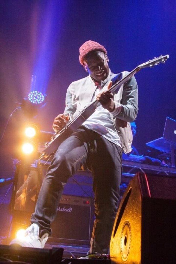 Labrinth Height - CelebsHeight.org